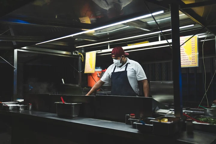 Jak wyposażyć kuchnię hotelową – różnice względem restauracji