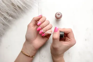 Jak stworzyć manicure hybrydowy w jednym kolorze?
