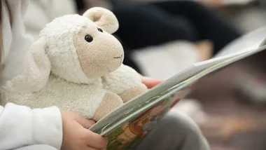 Książki, maskotki i teatrzyk - biblioteka zaprosiła przedszkolaki