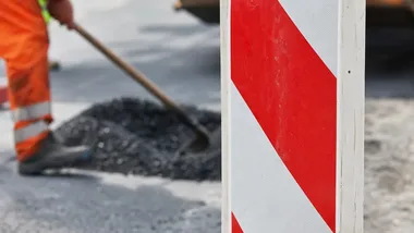 Remont chodnika przy sądzie w Wieliczce potrwa do grudnia