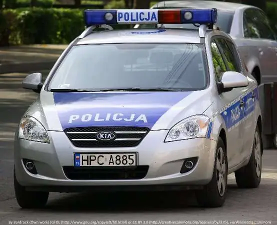 Mężczyzna doznał udaru w drodze. Policjanci z Niepołomic ruszyli z pomocą