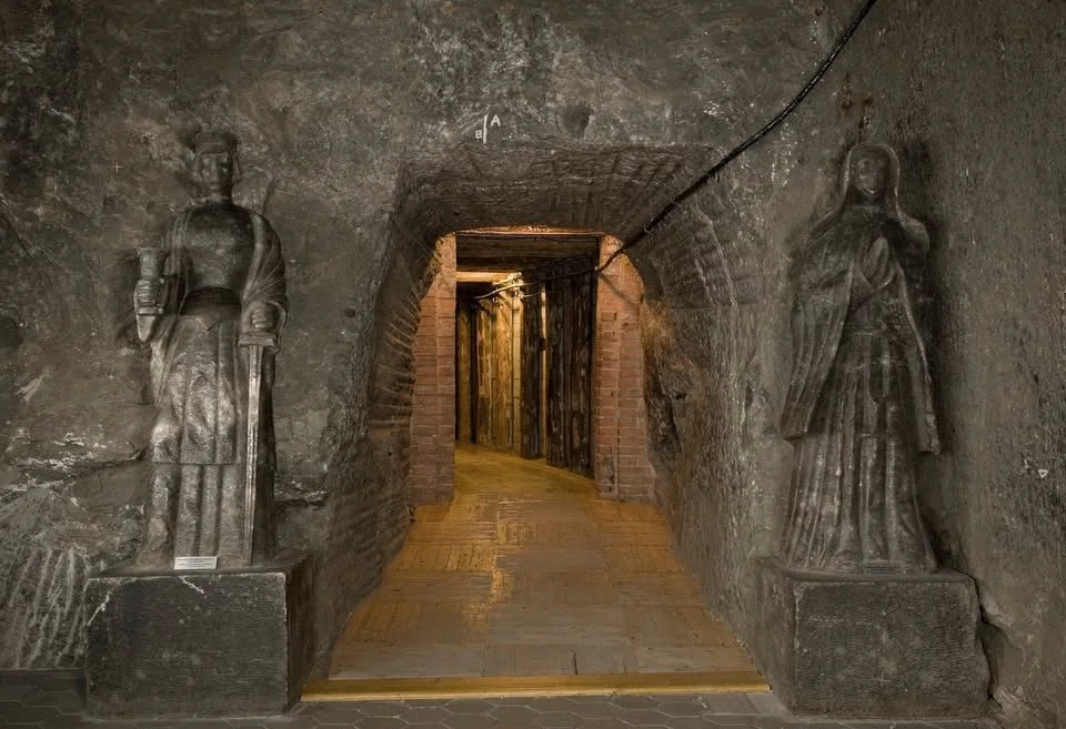 Grafika promocyjna wydarzenia Senior w Muzeum: Spotkanie ze Świętą Barbarą w Wieliczce