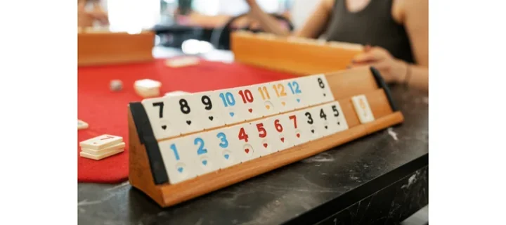 Rummikub w Bibliotece Młodych w Wieliczce - sobotnie popołudnie z planszami dla każdego