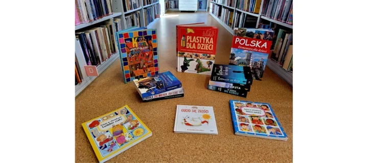 Biblioteka w Śledziejowicach dostała dary - regały już szeleszczą.