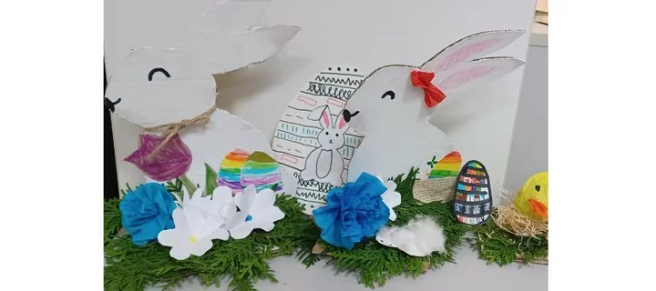 Poniedziałkowe warsztaty w Bibliotece w Chorągwicy - zające, stroiki i dużo uśmiechów