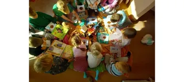 Liście, wiewiórka i leśne tropy - przedszkolaki w bibliotece