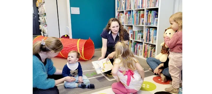 Maluszki i króliczek w akcji - Czytadełki rozświetliły wypożyczalnię w Wieliczce