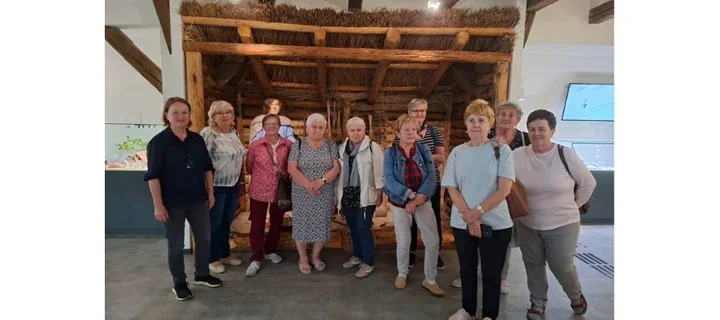 Seniorzy ruszyli śladem początków cywilizacji. Wakacyjna lekcja historii