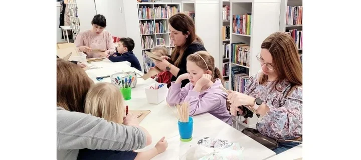 Zajączki bez kleju podbiły bibliotekę w Węgrzcach Wielkich