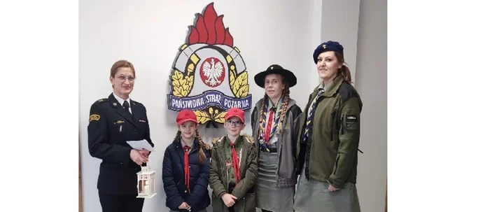 Harcerze przekazali Betlejemskie Światło w Komendzie PSP w Wieliczce