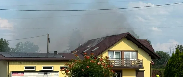 Ukryty pożar poddasza w Kłaju - 49 strażaków w akcji