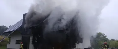 Pożar domu w Wieliczce, strażacy mieli problem z dojazdem