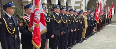Awanse i medale w Niepołomicach - strażacy pokazali też plecak ewakuacyjny