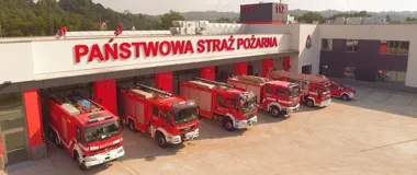 Ogień podszedł pod dach domu w Sułkowie - strażacy zdążyli