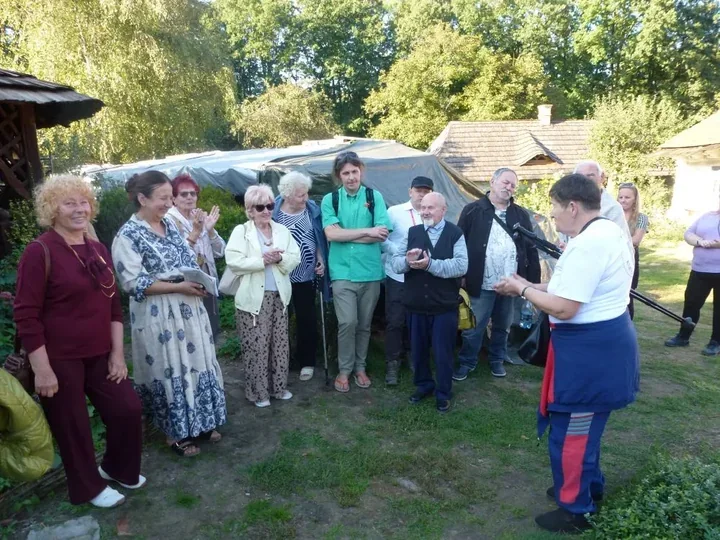 Pociągi nadal jeżdżą po moście z 1856 roku. Wycieczka z Wieliczki dotarła do Zagrody Apolonii