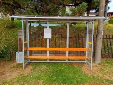 Sześć nowych wiat przystankowych zamontowano w gminie Wieliczka