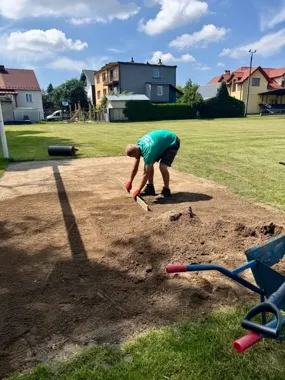 Nie tylko koszenie. Na boisku LKS Śledziejowice odnowiono murawę