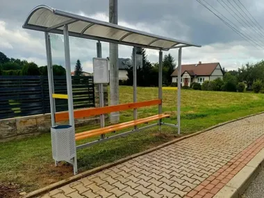 Cztery nowe wiaty już stoją. W gminie Wieliczka będzie ich dziesięć