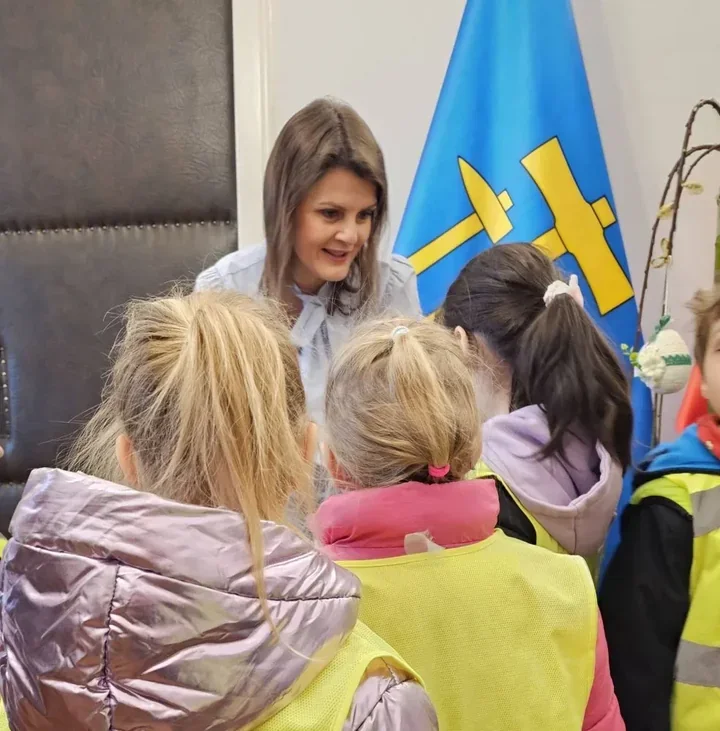 Wielkanocne drzewko w magistracie ozdobiły dzieci z Mietniowa