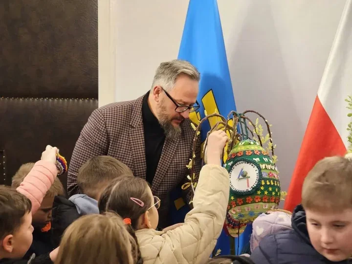 Wielkanocne pisanki rozświetliły magistrat po wizycie uczniów z Gorzkowa