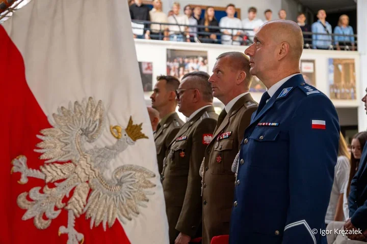 Komendant policji w Wieliczce na inauguracjach roku szkolnego