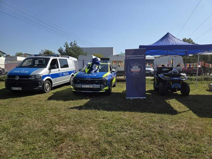 Najmłodsi za kierownicą radiowozu. Piknik charytatywny w Niepołomicach