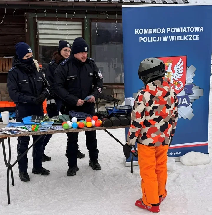 Policja uczyła dzieci zasad na stoku w Podstolicach - dron w akcji