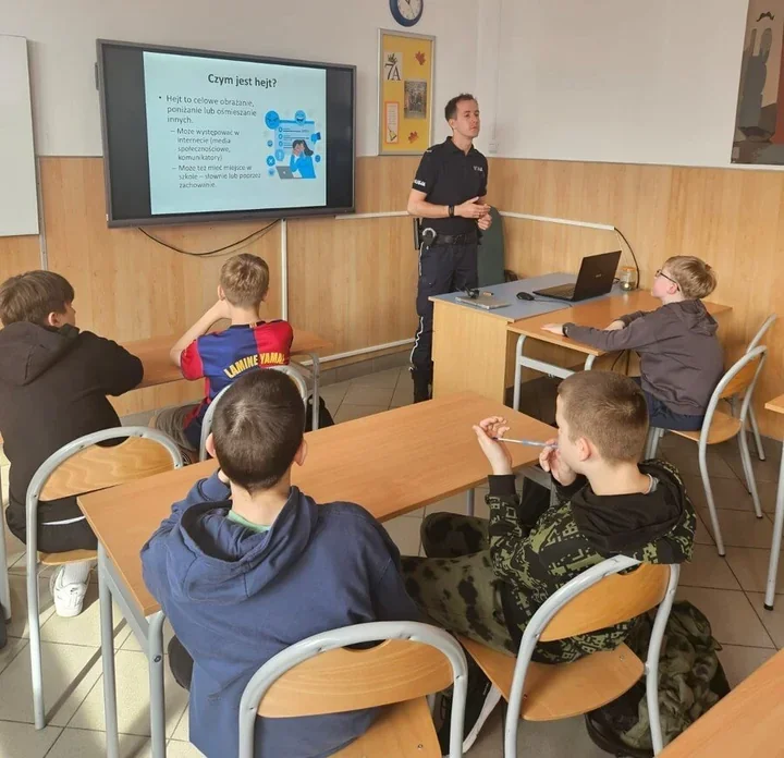 Hejt i cyberprzemoc na lekcji w Podłężu - policjanci ostrzegli uczniów