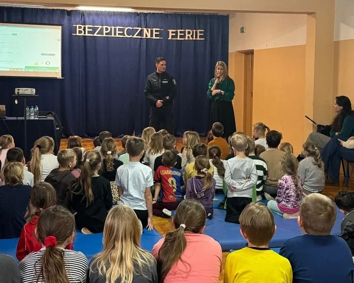 Dzielnicowi z Wieliczki uczą dzieci zasad bezpiecznych ferii - akcja w szkołach