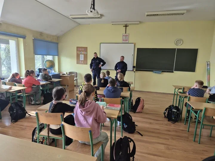 Nieletni i internet - policjanci z Gdowa postawili sprawę jasno