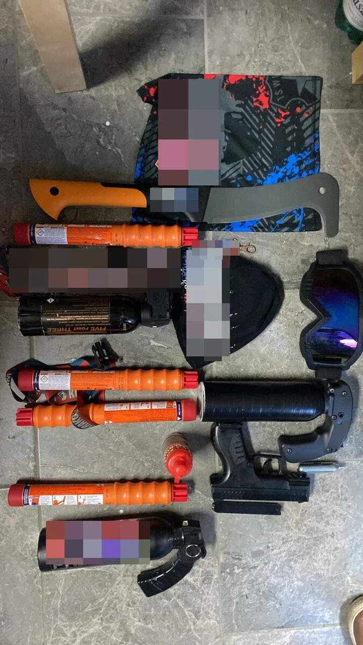 Sekundy od eskalacji - policja znalazła maczety, gazy i pirotechnikę w taksówce