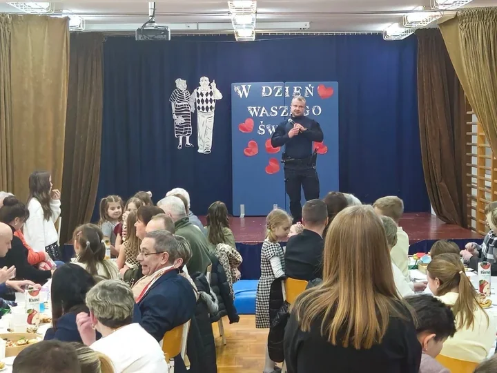 Policjant o oszustwach i bezpieczeństwie ruchu dla seniorów w Koźmicach