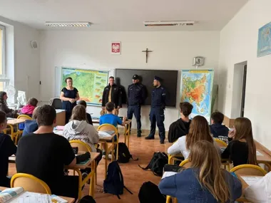 Ćwiczenia w szkole w Wieliczce. Uczniowie szybko opuścili budynek