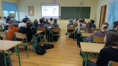 Policjant z Wieliczki ostrzegł uczniów w Gdowie przed pułapkami sieci