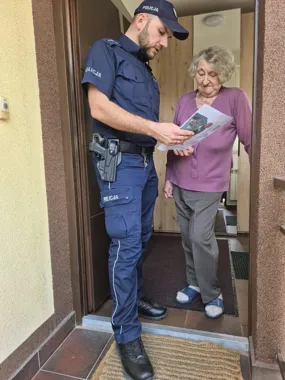 Dzielnicowi z Wieliczki odwiedzają seniorów - wizyta może uratować oszczędności