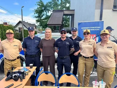 Smok Wawelka przyciągnął dzieci, a policjanci ostrzegali przed wakacjami