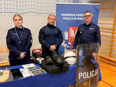 Rozmowy zamiast defilady - policjanci z Wieliczki przyciągnęli młodzież