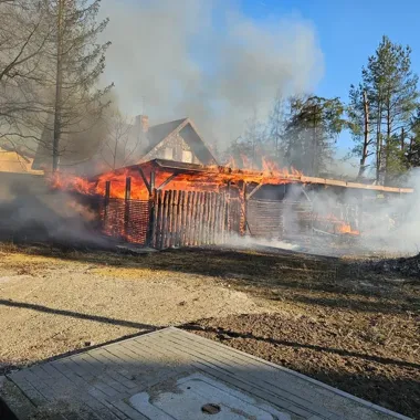 Ogień z ogniska poszedł w dom sąsiadów - patrol zareagował w ostatniej chwili