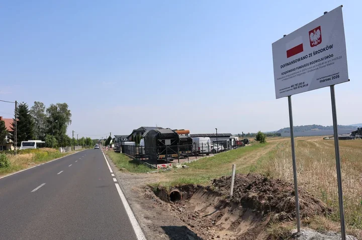 Nowe chodniki i bezpieczniejsze przejścia. Drogowe zmiany w gminie Kłaj