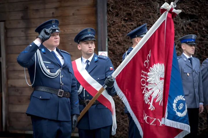 Awanse i odznaczenia w Wieliczce. Policjanci odebrali podziękowania za służbę
