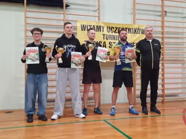 W Pierzchowie tłum przy stołach. Mecze kończyły się po pięciu setach